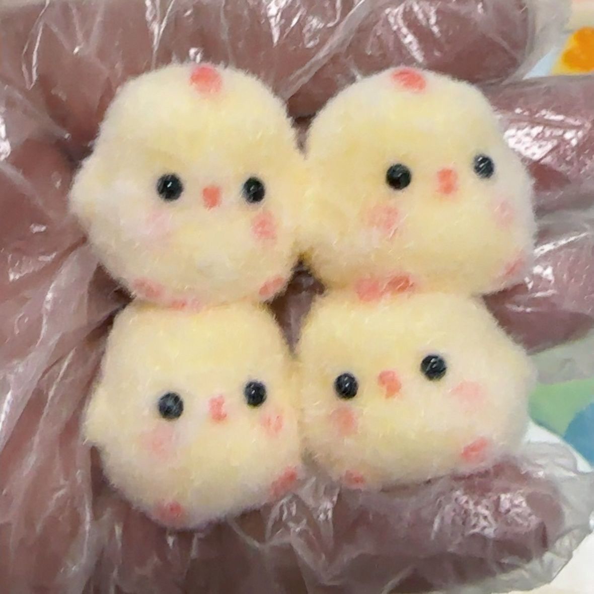 Jouet de pince à poulet en plastique avec pendentif décoratif - Jouet de soulagement de la pression à rebond lent pour les jeunes