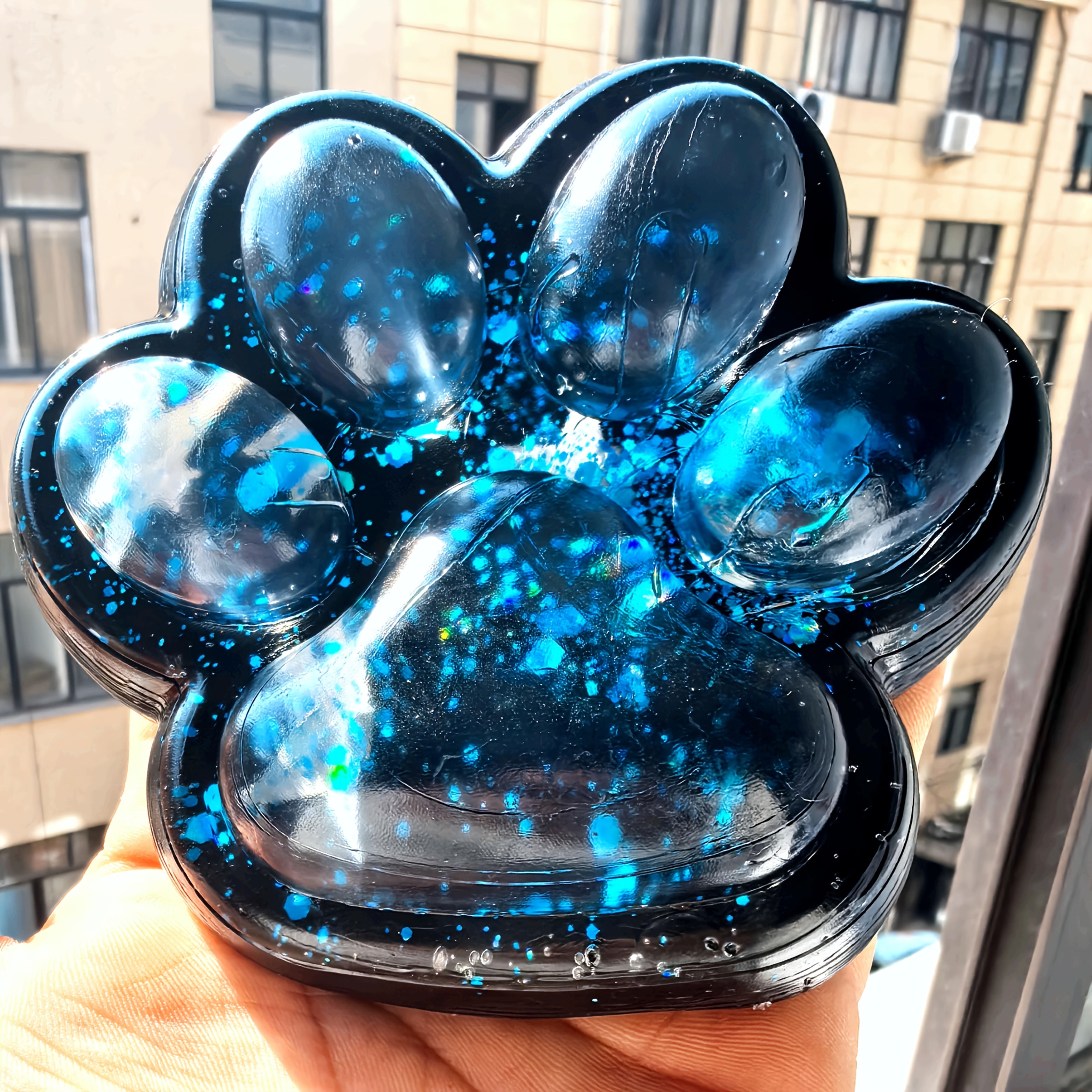 Gigantesque jouet à serrer la patte de chat bleu scintillant - Matériau TPR, jouet sensoriel interactif pour l'apprentissage et le plaisir au bureau, cadeau parfait pour un anniversaire ou une fête, temps de jeu interactif, design ludique, jouet durable