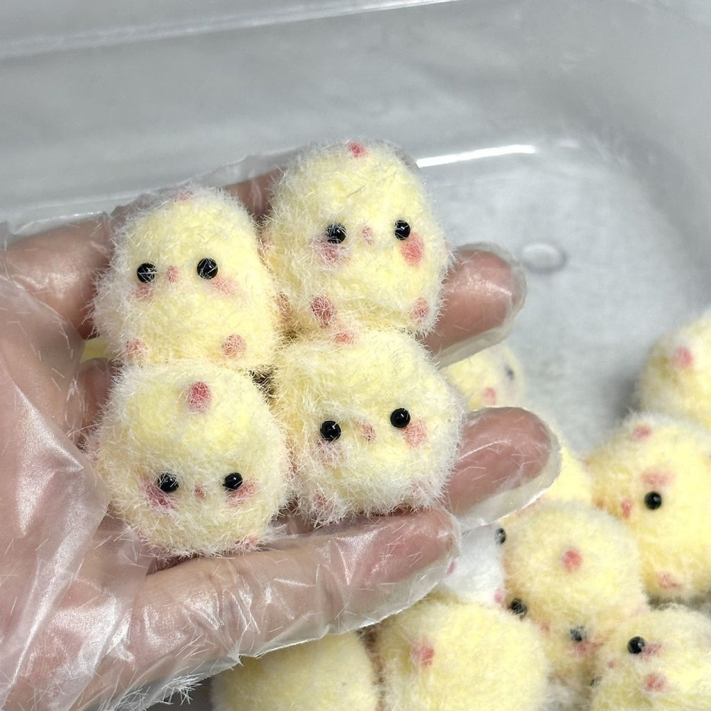 Jouet de pince à poulet en plastique avec pendentif décoratif - Jouet de soulagement de la pression à rebond lent pour les jeunes