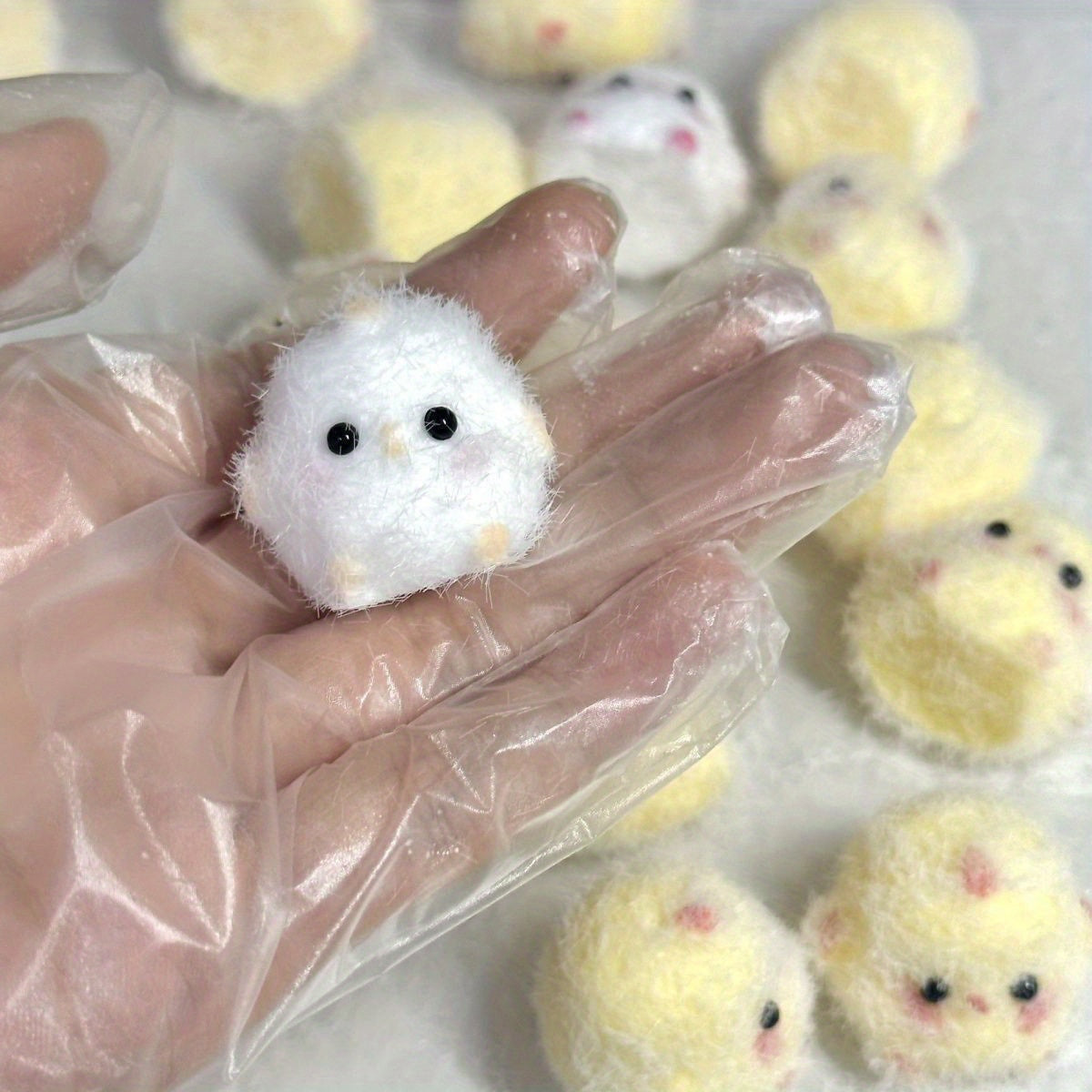 Jouet de pince à poulet en plastique avec pendentif décoratif - Jouet de soulagement de la pression à rebond lent pour les jeunes
