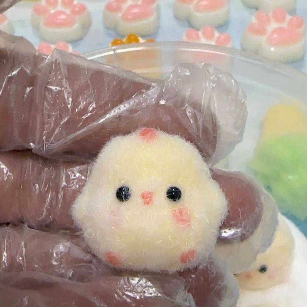Jouet de pince à poulet en plastique avec pendentif décoratif - Jouet de soulagement de la pression à rebond lent pour les jeunes